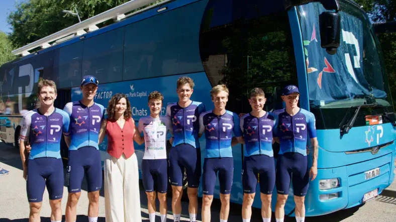 🤺 A Filo y Arcabuz 🔥
🪶Picotazo|

Del lado oscuro del mundo

Hito histórico el vivido ayer en Madrid y no en Madriz y lo digo porque se escribe con la D mayúsca de DIGNIDAD.

Ahí la tienen, sonriente y posando en primera fila, rodeada de ciclistas con maillot azul celeste y la