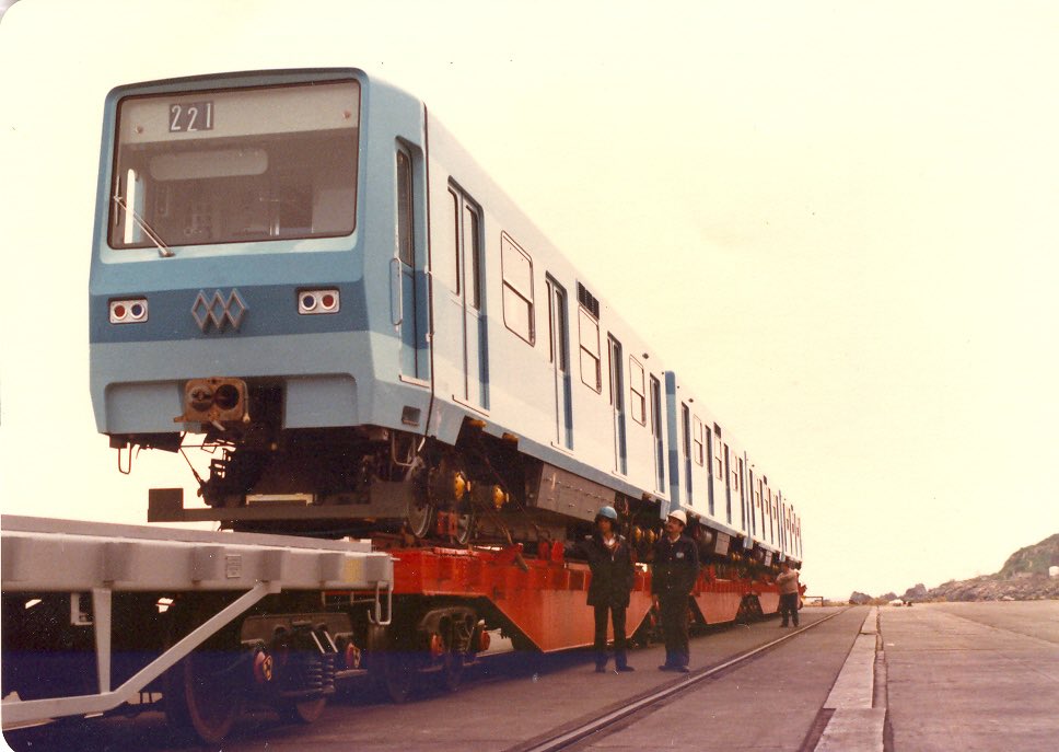 metrodesantiago's tweet photo. Hoy iniciamos servicio celebrando 50 años. Desde aquel primer viaje, no dejamos de conectar historias: amores, nacimientos, amistades, sueños. 🚇❤️

Gracias a las trabajadoras y los trabajadores —de ayer y de hoy— que lo hicieron posible. Medio siglo de un viaje que recién comienza.  #50añosconectandohistorias