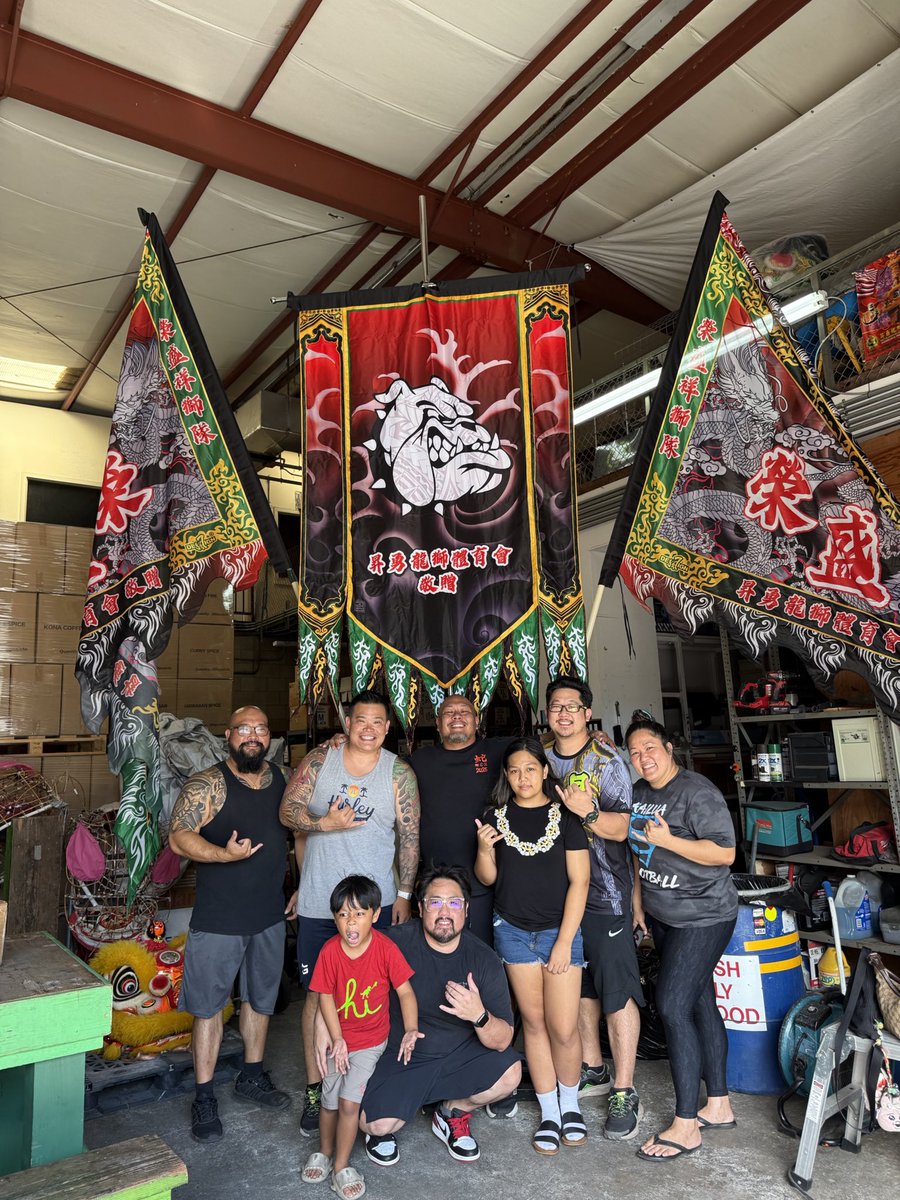 singyunghawaii's tweet photo. Supporting our big bro and his new team Wing Sing Lion Dance Team out of Waialua High and Intermediate School 🎋 #singyunghawaii #wingsingliondanceteam #waialuahighandintermediateschool #waialuabulldogs #northshore #liondance #liondancesports #eastcoastlionsnyc https://t.co/q4h0ajOJzb