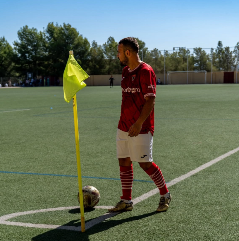 Preferente Autonómica  

En las filas de CD Lumbreras disponen de jugador con calidad en zona final y muchos recursos ofensivos. Él es Asen, conocido por su pasado en 3 RFEF en clubes como CF Lorca Dptva o C.Atlético Pulpileño. Puntal y lanzador.   

📷 @kaos_visualz