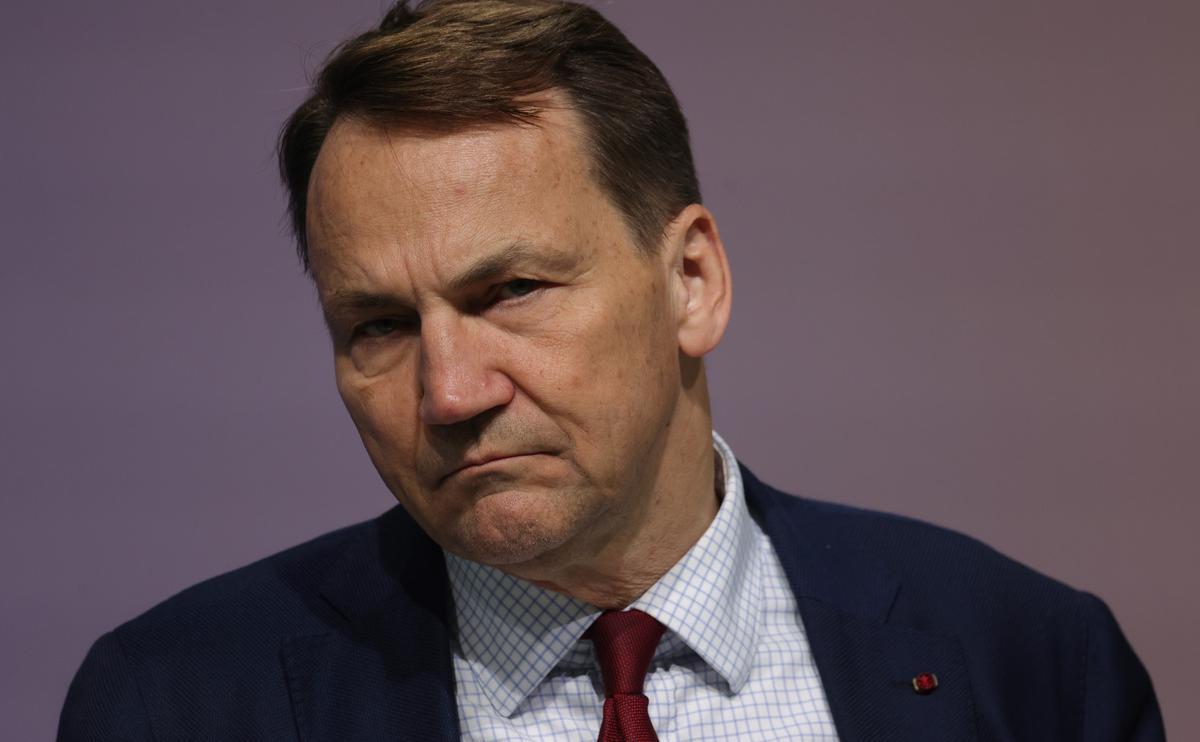 Sikorski Urges NATO and EU to Impose No-Fly Zone Over Ukraine

Polish Foreign Minister Radosław Sikorski has called on NATO countries to start shooting down Russian missiles and drones directly over Ukraine.

"We are technically capable of doing this, but the decision must be