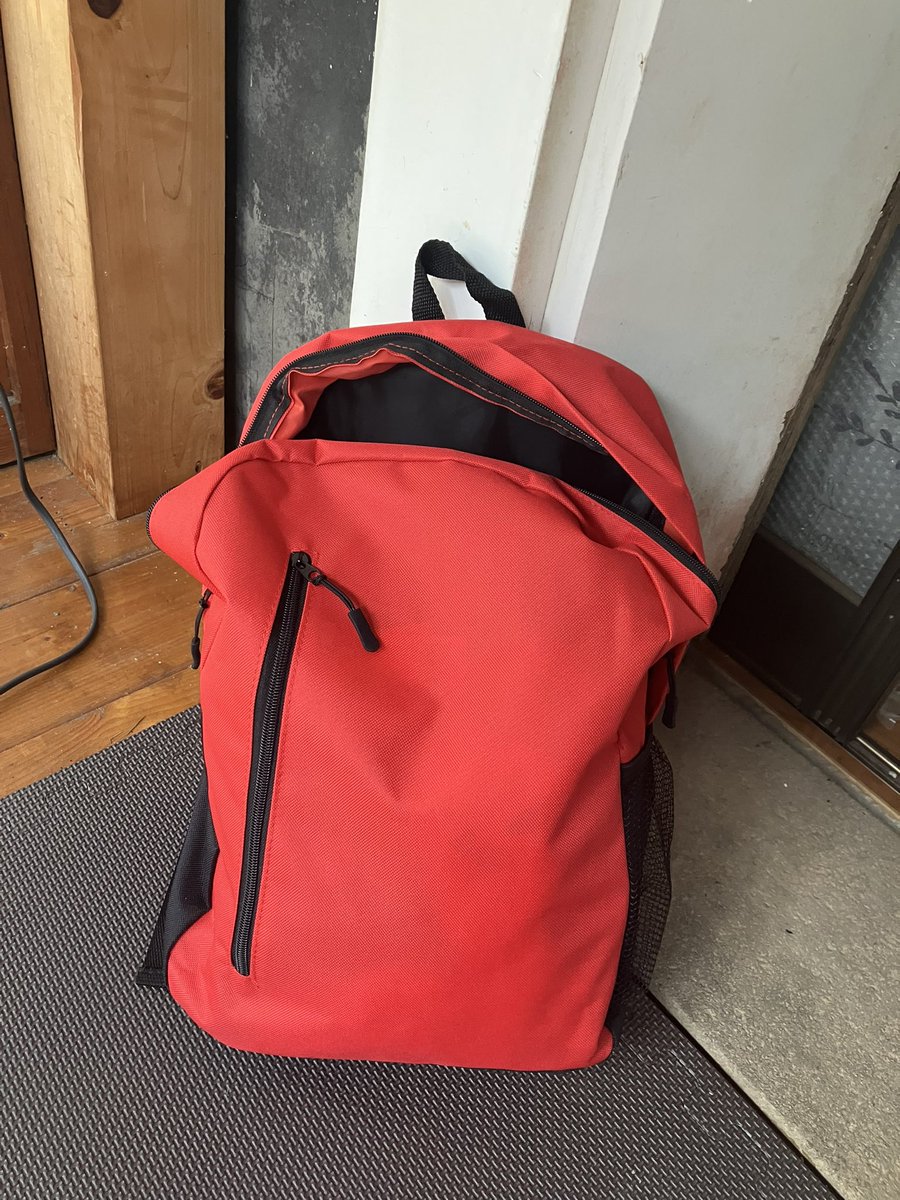 昨日ゆっくりしたので、早朝散歩から戻ってからは洗濯・掃除・洗濯・掃除…仕事よりも汗かいた(;´д｀)

なのでお昼は早めに休憩、思い立って防災グッズ内のメスチンでお湯を沸かし、カップラーメン食べてみた。たまには使わないとね。

沸くまで時間かかるので、またカセットと読書、SHOW-YAとポリス📼