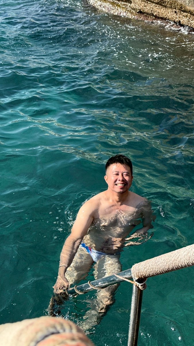 a0934012701's tweet photo. 在飯店海邊的狼狽樣，太久沒在海邊游泳，一下就游不動了🥹
海景房還是要拍一下照片吧🤭 https://t.co/xxzf7L1Za5