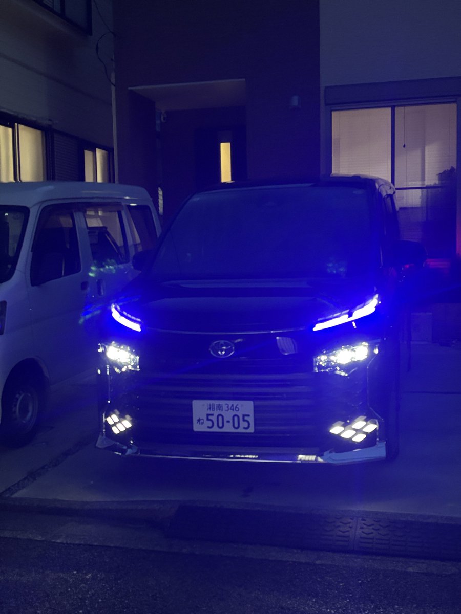 ryokaefu's tweet photo. 妻の希望でC-HRからヴォクシーへ乗り換えました https://t.co/RRtznExwlJ