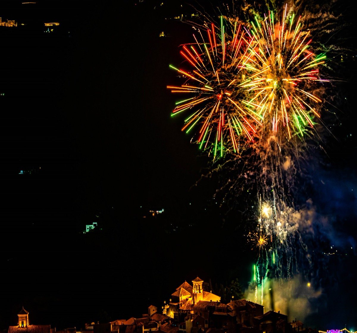 CEHEGIN . fin de fiestas patronales 2025.   foto de esta pasada madrugada.  FUEGOS ARTIFICIALES sobre el mas bello casco antiguo que dispone MURCIA (es mi opinión)