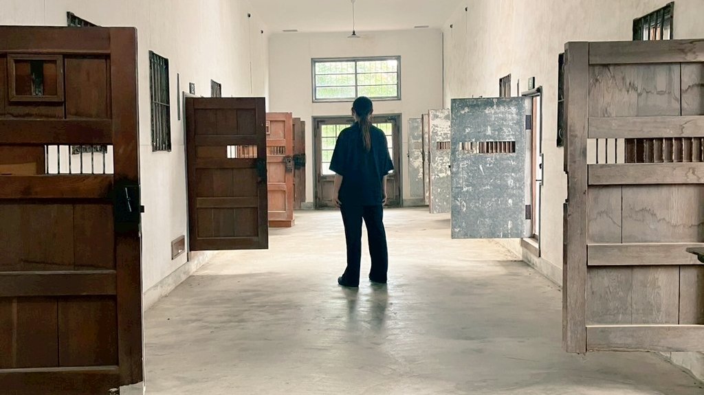 旧相川拘置支所

無人だ
知る人ぞ知る、穴場って感じ
全国的に珍しい木造の小さい拘置所
約50年前まで使われていたという
当時の椅子、炊事場等がそのままだ