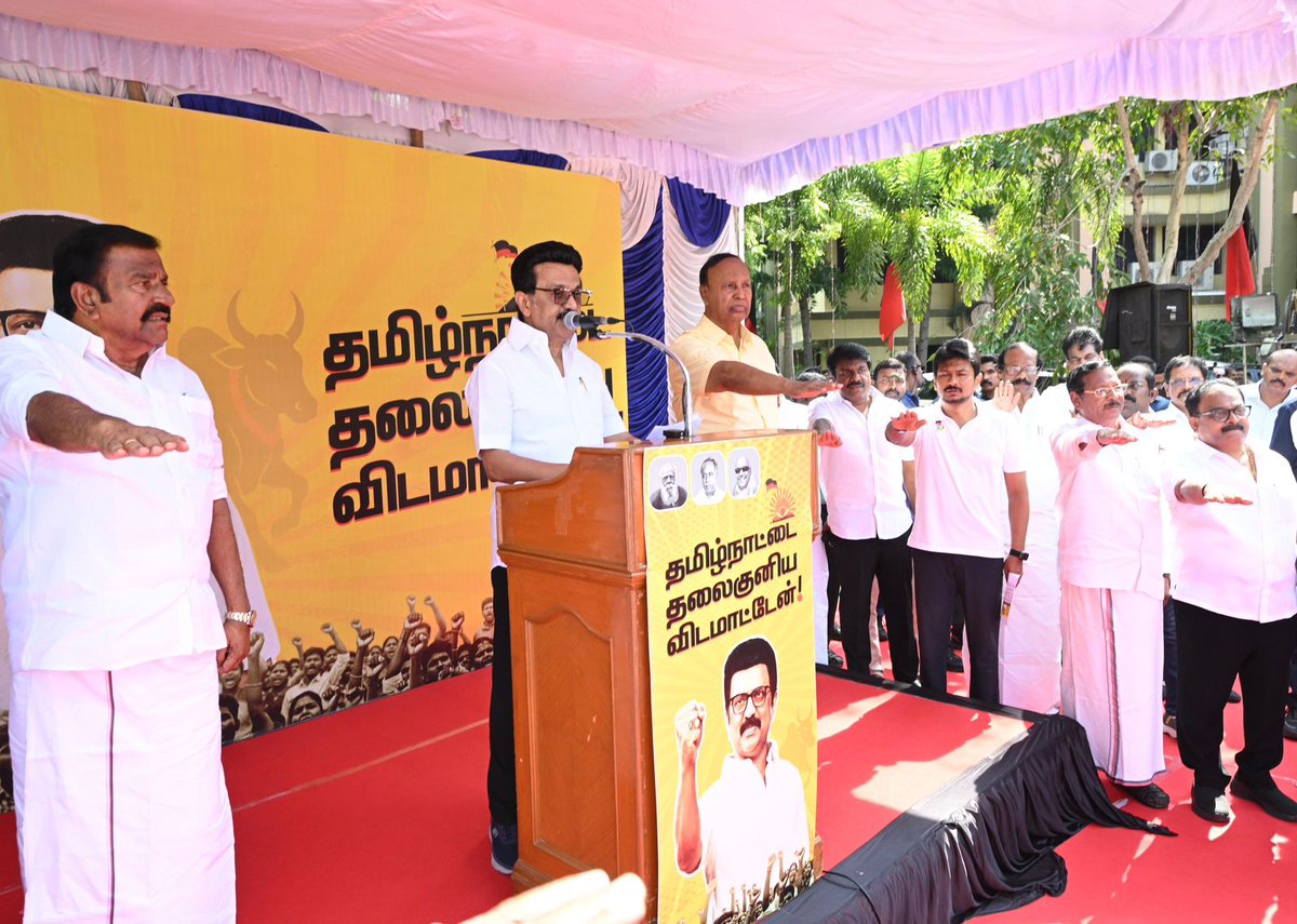 திமுகவினர் உறுதிமொழி

தமிழ்நாடு முழுவதும் 68,000க்கும் மேற்பட்ட வாக்குச்சாவடிகளுக்குட்பட்ட பகுதிகளில், ஓரணியில் தமிழ்நாடு இயக்கத்தின் மூலம் திமுகவில் இணைந்தவர்கள் தமிழ்நாட்டை தலைகுனிய விடமாட்டோம் என உறுதிமொழியேற்றனர்.