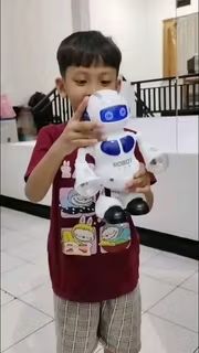 chungdhut's tweet image. Musik nyala, lampu kelap-kelip, rumah langsung jadi panggung mini 🪩
#FamilyVlog #RobotJoget #MainanAnak #MomenHangat #KeceriaanAnak 
 id.shp.ee/2nsgjvt?smtt=0…