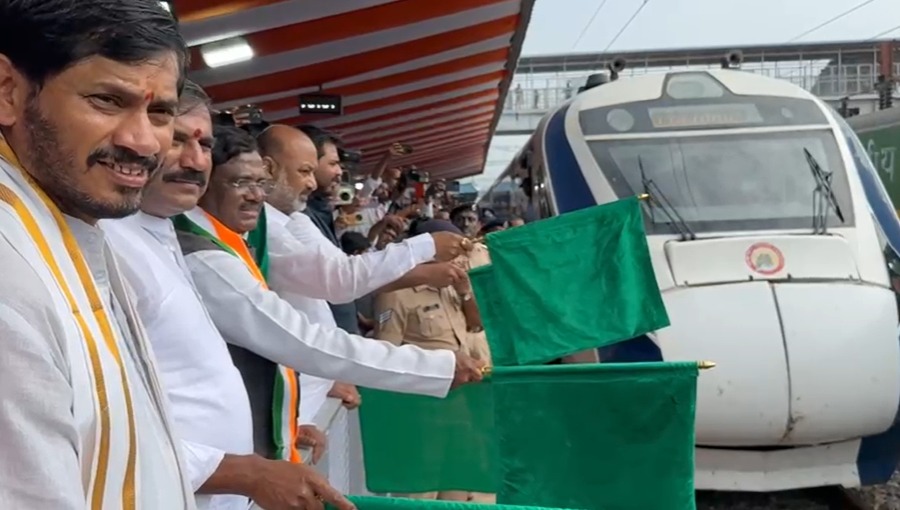 SCRNEWS (@scrailwayusers) on Twitter photo Shri Bandi Sanjay, Hon’ble Minister of State for Home Affairs
Flags off Train No. 20102 Nagpur–Secunderabad Vande Bharat Express
with provision of Additional Stoppage at Manchiryal Station
<a href="/NTForum1/">North Telangana Railway Forum</a> Shri Bandi Sanjay, Hon’ble Minister of State for Home Affairs
Flags off Train No. 20102 Nagpur–Secunderabad Vande Bharat Express
with provision of Additional Stoppage at Manchiryal Station
<a href="/NTForum1/">North Telangana Railway Forum</a>