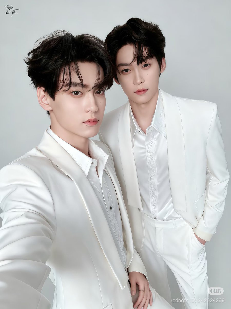 이거 엄빠 웨딩사진 찍을때 셀카찍은거래
너무 고우셨다....