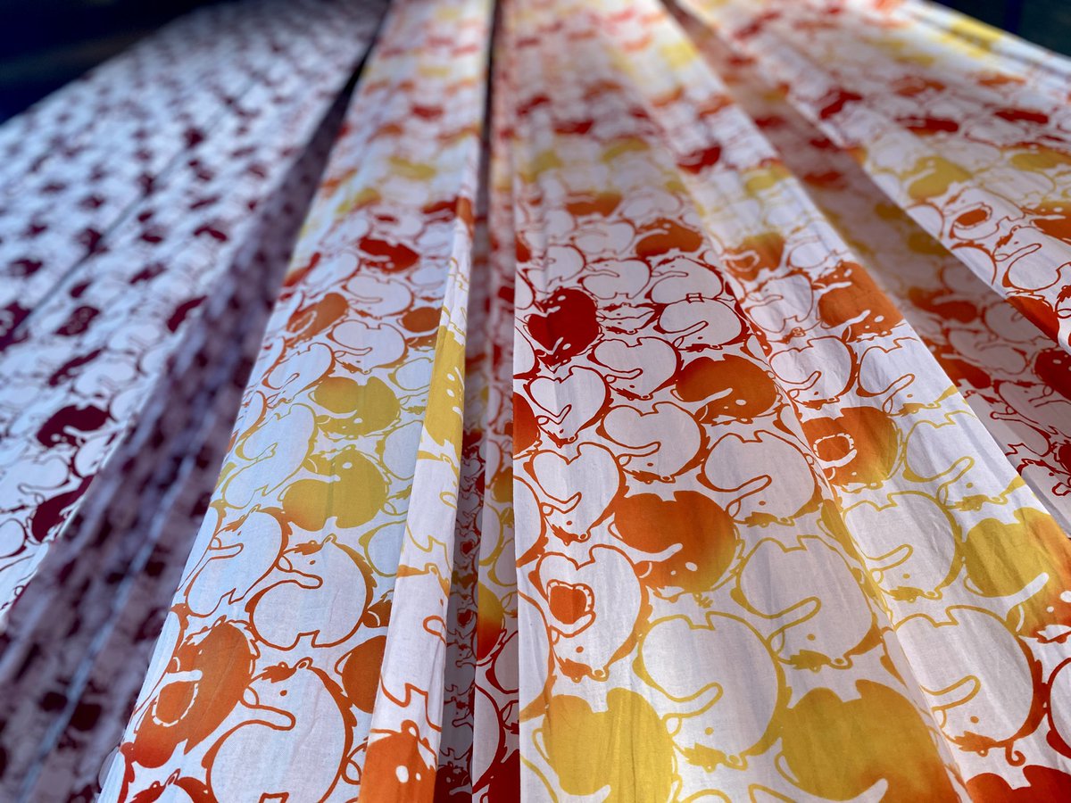 Kitaya_tenugui's tweet image. 「2026年干支手ぬぐい進捗状況③』

綺麗に染め上がりました〜！

全部の写真は載せてないですが、今回サンプル的に染めた色は…

①薄ピンク地にエンジ
②ベージュ地に紺
③濃山吹地に紺
④白地にカラフル
⑤七宝つなぎに紺(2回染め)

どれが人気なのかも楽しみです♪
#干支 #注染