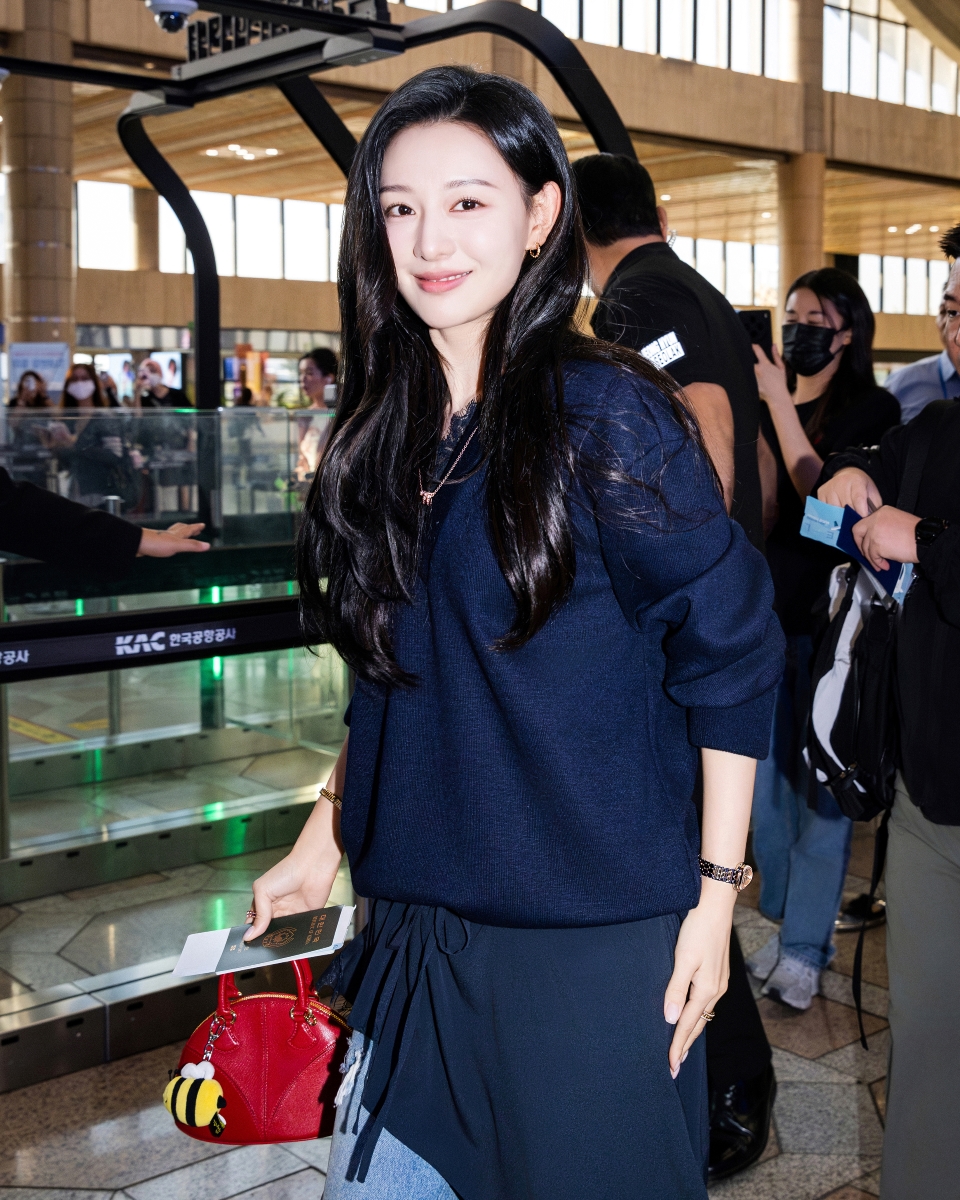 배우 김지원, 반짝반짝 눈부신 공항 주얼리 패션 

#김지원 #배우김지원 
#KimJiWonxBvlgari 
#KIMJIWON 
#공항패션  #김지원X불가리 
#BVLGARI #불가리 
⬇관련기사⬇ 
slist.kr/news/articleVi…