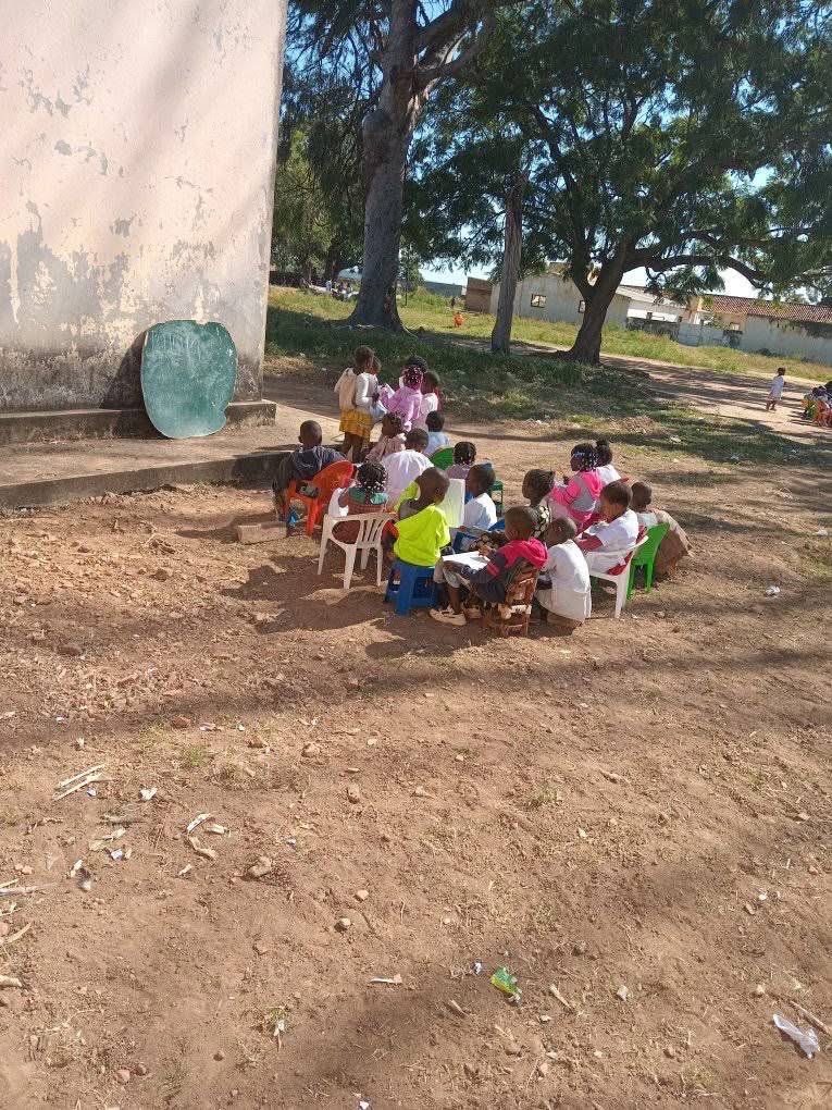 República de Angola 
Província da Huíla 
Município de Chicomba
Escola número 155.

Governar tipo estão a vos obrigar. 🤔