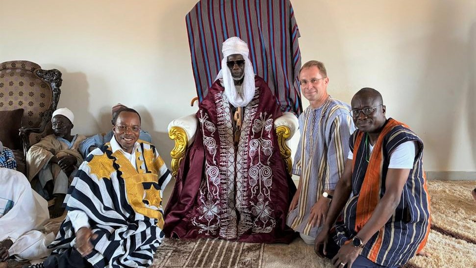 stepha71108's tweet photo. En marge de la rencontre des femmes leaders politiques du #Bénin et à l’occasion de la #Gaani de la #GnonKogui, j’ai rendu une visite de courtoisie à l’Empereur de #Nikki, à la Reine et au 1er Ministre. L’🇪🇺 appuie chaque effort pour réduire les inégalités entre hommes et femmes. https://t.co/aqGM30Nf1H