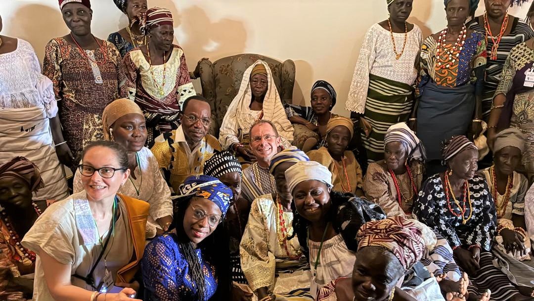 stepha71108's tweet photo. En marge de la rencontre des femmes leaders politiques du #Bénin et à l’occasion de la #Gaani de la #GnonKogui, j’ai rendu une visite de courtoisie à l’Empereur de #Nikki, à la Reine et au 1er Ministre. L’🇪🇺 appuie chaque effort pour réduire les inégalités entre hommes et femmes. https://t.co/aqGM30Nf1H