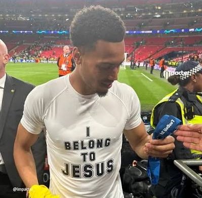 MurzynfrogXXX's tweet photo. Borussia Dortmund to najbardziej frajerski klub w Europie.

Po morderstwie Charliego Kirka piłkarz Borussii Felix Nmecha, chrześcijanin, napisał na Instagramie kilka wpisów z kondolencjami dla rodziny Kirka, z prośbą o modlitwę i ze swoją opinią, że  Charlie pokojowo starał się przekonywać ludzi do swoich poglądów. 

Co na to frajerski klub Borussia Dortmund? Otóż wszczęli wewnętrzne postępowanie wobec Felixa.

Bo poglądy możesz mieć jakie chcesz... Chyba, że masz złe to wtedy nie.