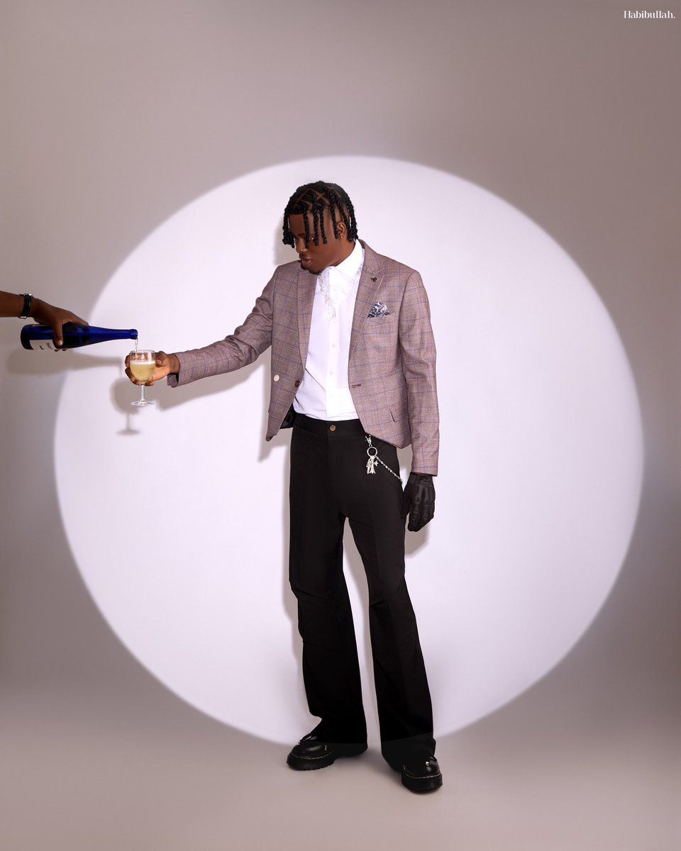 thonathetailor's tweet photo. World WYWRD’s Day🍷🎂 https://t.co/JlfHe2xM3P