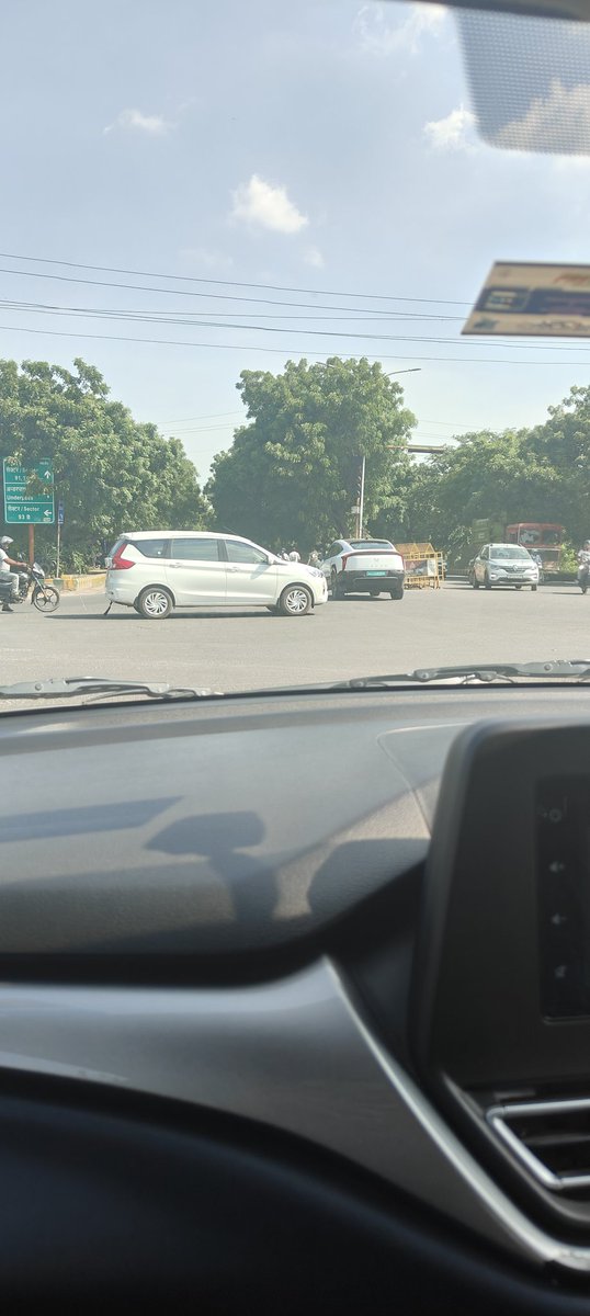 pradyutvoleti's tweet photo. @Noidatraffic Why is the sector 93 A Noida Red light always dysfunctional ? https://t.co/LRcGPCKMSd
