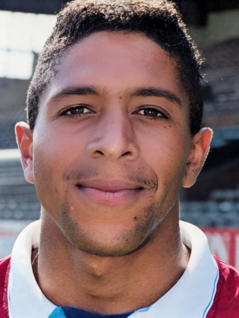 DAILY RANDOM #12🤔

Turning back the clock here for this one, fair play if you can guess this one!

Answer revealed this evening, have a great day! 
#ycfc #yorkcity #guesstheplayer
