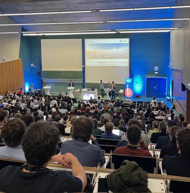 VfS_econ's tweet photo. 📢 Our VfS chair Klaus M. Schmidt is opening this year’s VfS Annual Conference at the University of Cologne. A warm welcome to all participants – we're excited to kick things off!
@WiSoKöln @UniKöln
#VfS_Conf2025 #EconomicsConference #Welcome
#IndustrialPolicy #EUEconomy https://t.co/82r5J0pqY9