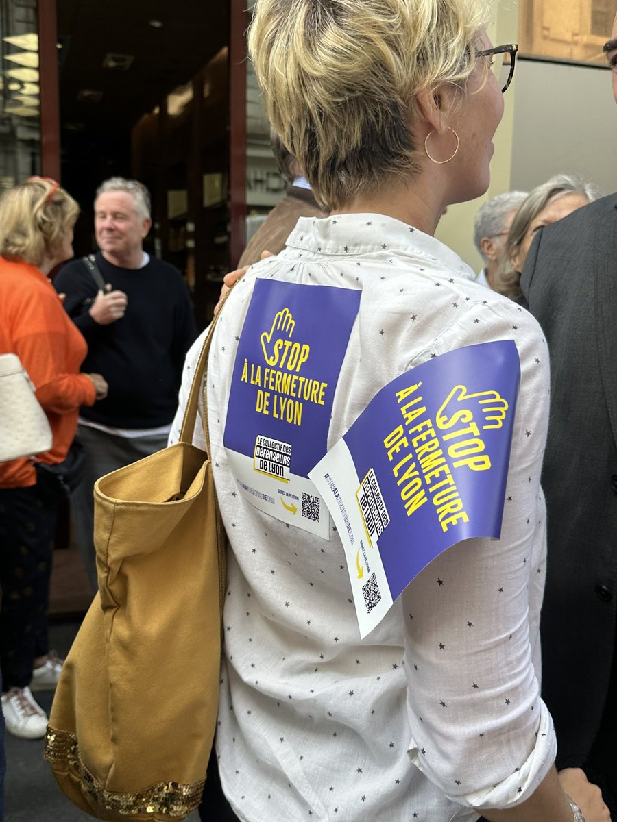 GillesGascon's tweet image. #Lyon : nos #commerces historiques sont en danger ! Mobilisés ce matin pour la charcuterie Bonnard, 40 ans d’histoire, menacée par la #ZTL et la fermeture de la rue Grenette. Stop aux politiques écologistes brutales qui détruisent notre tissu économique local ! On ne lâche rien !