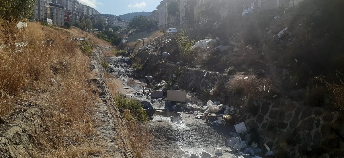 Çöp kutularına atılmayan ve derelere atılan her çöp;yağışlarla Marmara Denizine taşınarak,hem doğayı hem çevreyi hemde şehrimizi kirletmektedir.Hergün yapılan temizlik çalışmalarına rağmen bunun önüne geçilememektedir.Lütfen çöplerimizi çöp kutularına atalım.Şehrimiz temiz kalsın