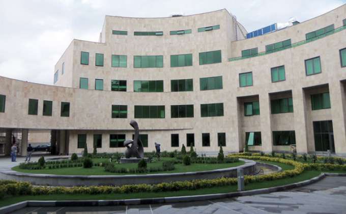 Le dictateur Aliyev 🇦🇿 visite l’ancien hôpital de Stepanakert en #Artsakh (#NagornoKarabakh) occupé, que ses troupes bombardaient il y a peu lorsque les populations civiles arméniennes venaient s’y faire soigner

L’ignominie et la récupération sans aucune limite🤮