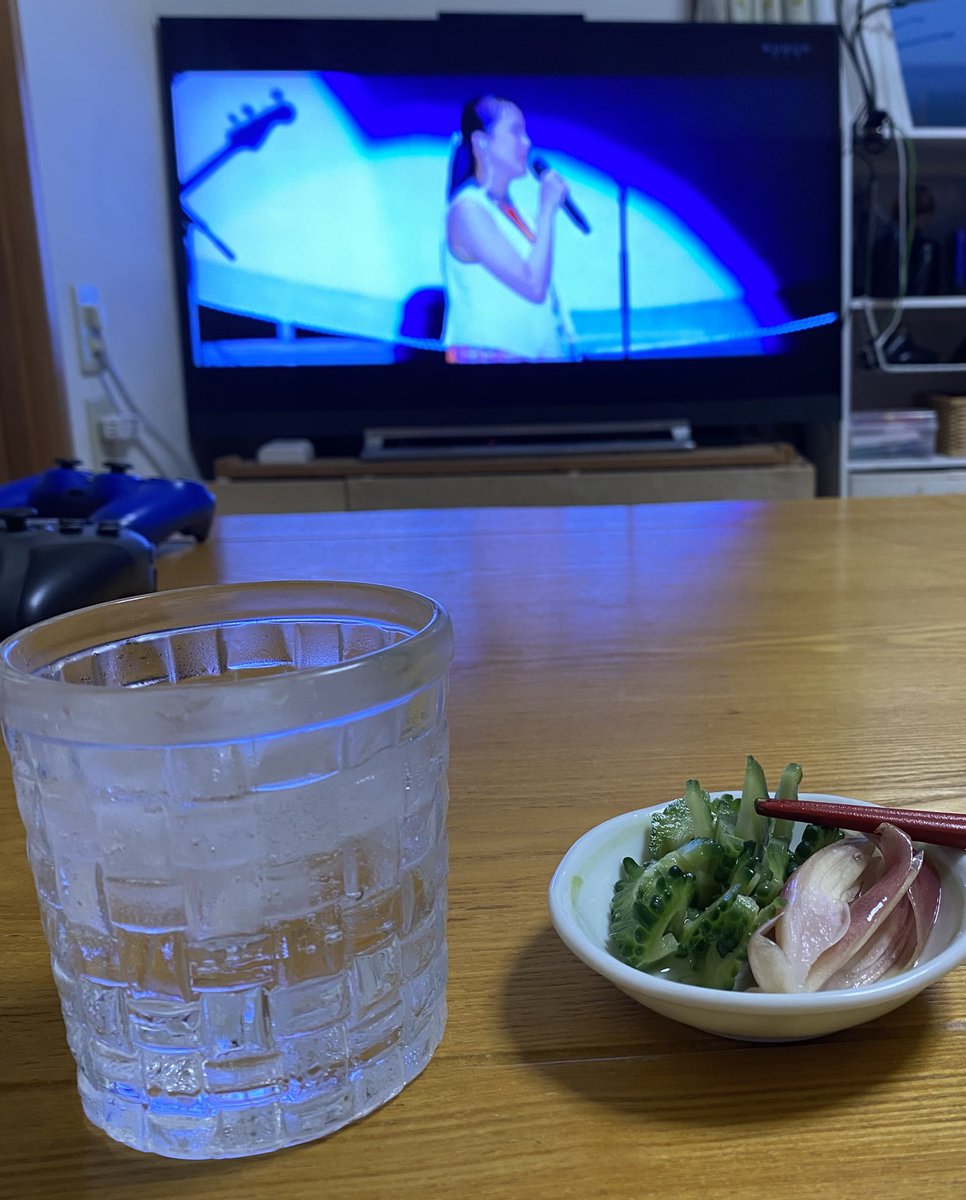 緑黄色社会見ながらゴーヤとミョウガのクセ強漬物最高🤤
