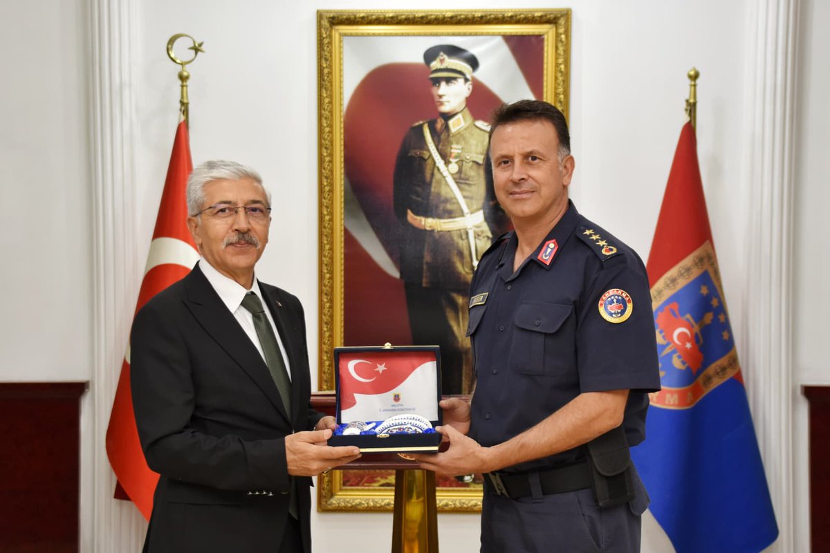 İl Emniyet Müdürümüz Sn.Arif ÇANKAL; İl Jandarma Komutanı Sn. J.Kd.Alb.Tolunay BAŞER'e veda ziyaretinde bulundu.🤝