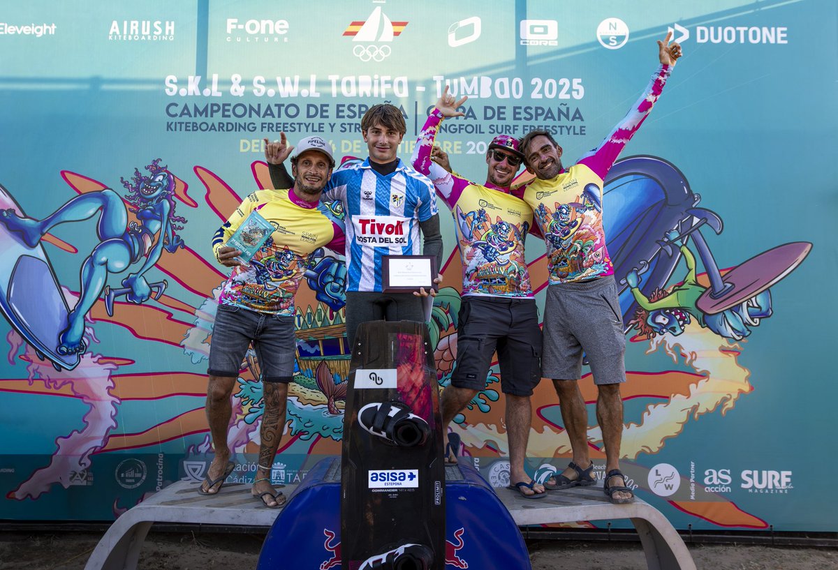MalagaCF's tweet image. ¡Lo ha vuelto a hacer!

Rafa Montero, campeón absoluto de kiteboarding Freestyle 🏄‍♂️

¡ENHORABUENA, GIGANTE! 👏💙