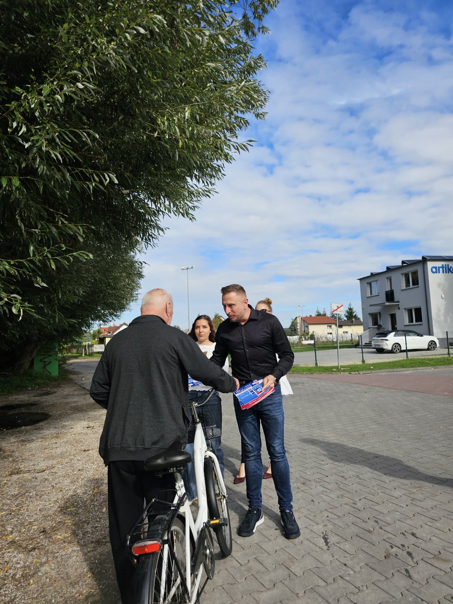 Od wczesnego rana w niewielkiej Złotorii w kujawsko-pomorskim rozmawiamy przed Dino i Biedronką. Przekazujemy mieszkańcom okolicznych sołectw również info o środkach z UE dla <a href="/LubieTuByc/">Kujawsko-Pomorskie</a> 🇪🇺🇵🇱
Najważniejsze są bezpośrednie rozmowy #AkcjaEuropa  #BrejzaTeam <a href="/KazmierczakPP/">Patryk Kaźmierczak</a>