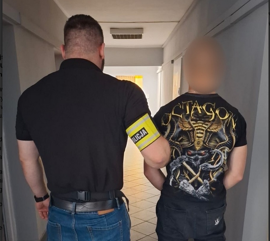 ❗17-letni obywatel Ukrainy wraz ze swoim kolegą pozbawili wolności 18-letniego mieszkańca Czarnkowa. Założyli mu kajdanki, wielokrotnie uderzali, kopali, dusili i grozili pozbawieniem życia. 

Przez kilka godzin przewozili go samochodem osobowym, zatrzymując się w różnych