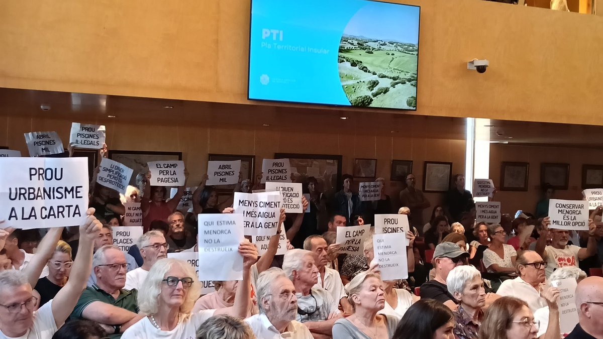 gobmenorca's tweet photo. La modificació del PTI que defensa l'equip de govern del Consell Insular suposa la destrucció del model territorial de Menorca i la desprotecció ambiental de |'illa.

No a la modificació del PTI! https://t.co/41y9PSFmDA