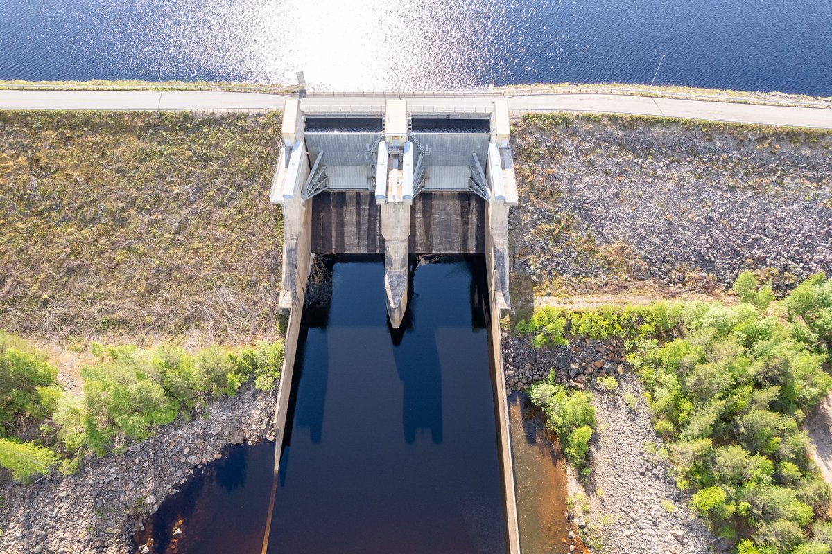Syyskuun alun sateista huolimatta Kemijoen vesitilanne on edelleen keskimääräisellä tasolla. Ennusteissa näkyvät sateet voivat nostaa virtaamatasoa, mutta varastoaltaissa on hyvin puskuria. Lue lisää toiminta-alueemme vesitilanteesta: bit.ly/4pp4vEe
