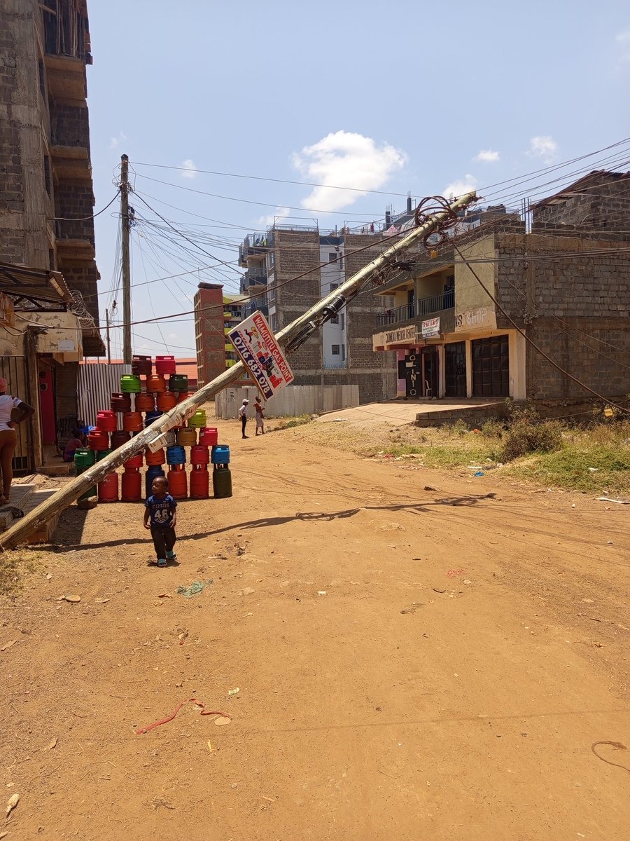 kimathidkims's tweet photo. @KenyaPower_Care 
Take note, live wires hanging. The pole has fallen https://t.co/WANoff6OHH
