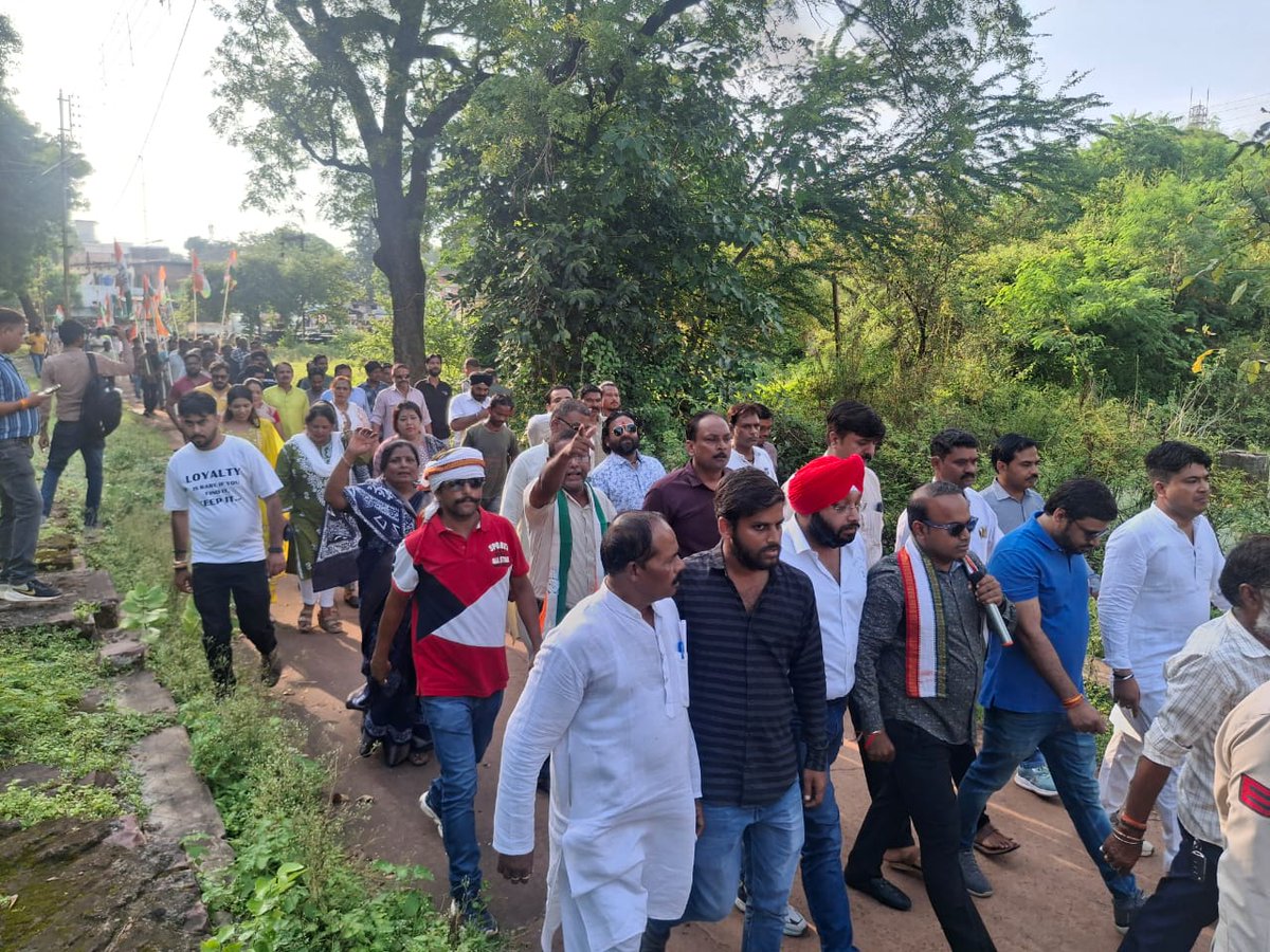 INCMP's tweet photo. कटनी में बिजली समस्याओं को लेकर जिला कांग्रेस कमेटी के मार्गदर्शन में पार्षद मौसूफ बिट्टू जी के नेतृत्व में घेराव किया गया। इस दौरान युवा कांग्रेस के जिला अध्यक्ष श्री दिव्यांशु मिश्रा, पार्षद श्रीमती प्रियंका बिट्टू सहित अनेक कांग्रेस नेता उपस्थित रहे। https://t.co/O65tV5goSB