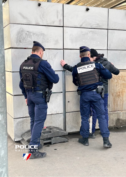 #Protéger | Samedi soir, nos policiers ont effectué des contrôles dans le secteur de Pirmil à #Nantes. Cela a permis l’interpellation d’un individu en possession d’un couteau et de cartes bancaires déclarées volées.L’individu a été placé en garde à vue.