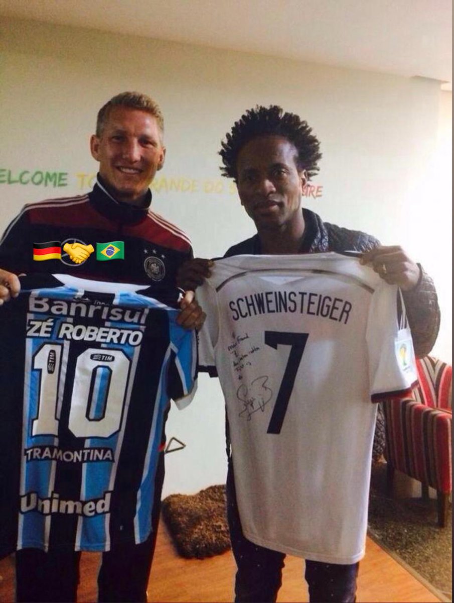 FC Bayern Brasil (@fcbayernbr) on Twitter photo Essa camisa tricolor com o Schweinsteiger é inconfundível!
Uma grande lembrança junto ao <a href="/ZR11/">Zé Roberto</a> para celebrar os 122 anos de muitas glórias do <a href="/Gremio/">Grêmio FBPA</a>!
Parabéns! 💙🤍🖤 Essa camisa tricolor com o Schweinsteiger é inconfundível!
Uma grande lembrança junto ao <a href="/ZR11/">Zé Roberto</a> para celebrar os 122 anos de muitas glórias do <a href="/Gremio/">Grêmio FBPA</a>!
Parabéns! 💙🤍🖤