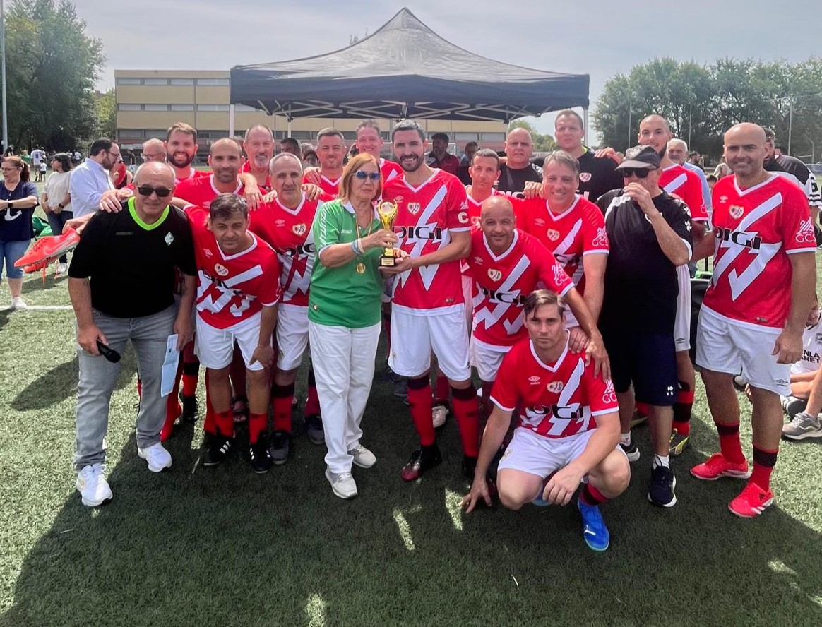 rvmveteranos's tweet photo. ⚽️👨‍🦼El pasado sábado acompañamos al @CDAlzola en su "𝐈𝐕 𝐌𝐄𝐌𝐎𝐑𝐈𝐀𝐋 𝐂𝐀𝐑𝐋𝐎𝐒 𝐌𝐀𝐓𝐀𝐋𝐋𝐀𝐍𝐀𝐒" donde disfrutamos de una mañana de #fútbolVeteranos solidaria contra la #ELA, emotiva y emocionante

¡Gracias amigos x la invitación!

#CarlosMatallanas #TodosContraLaELA https://t.co/fMUizkI7Li