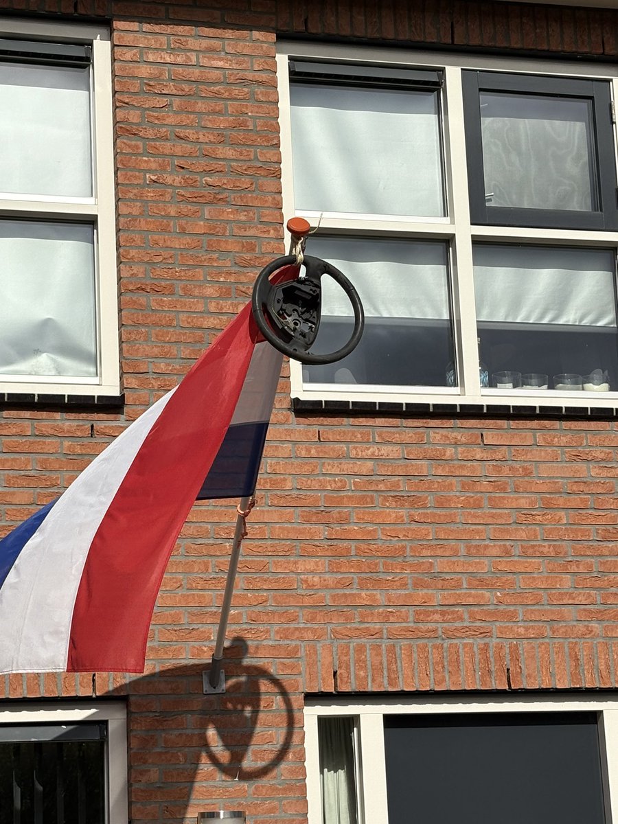 Mdropie's tweet photo. Zo trots, jongste heeft haar rijbewijs gehaald. https://t.co/fBvw1gnpEx