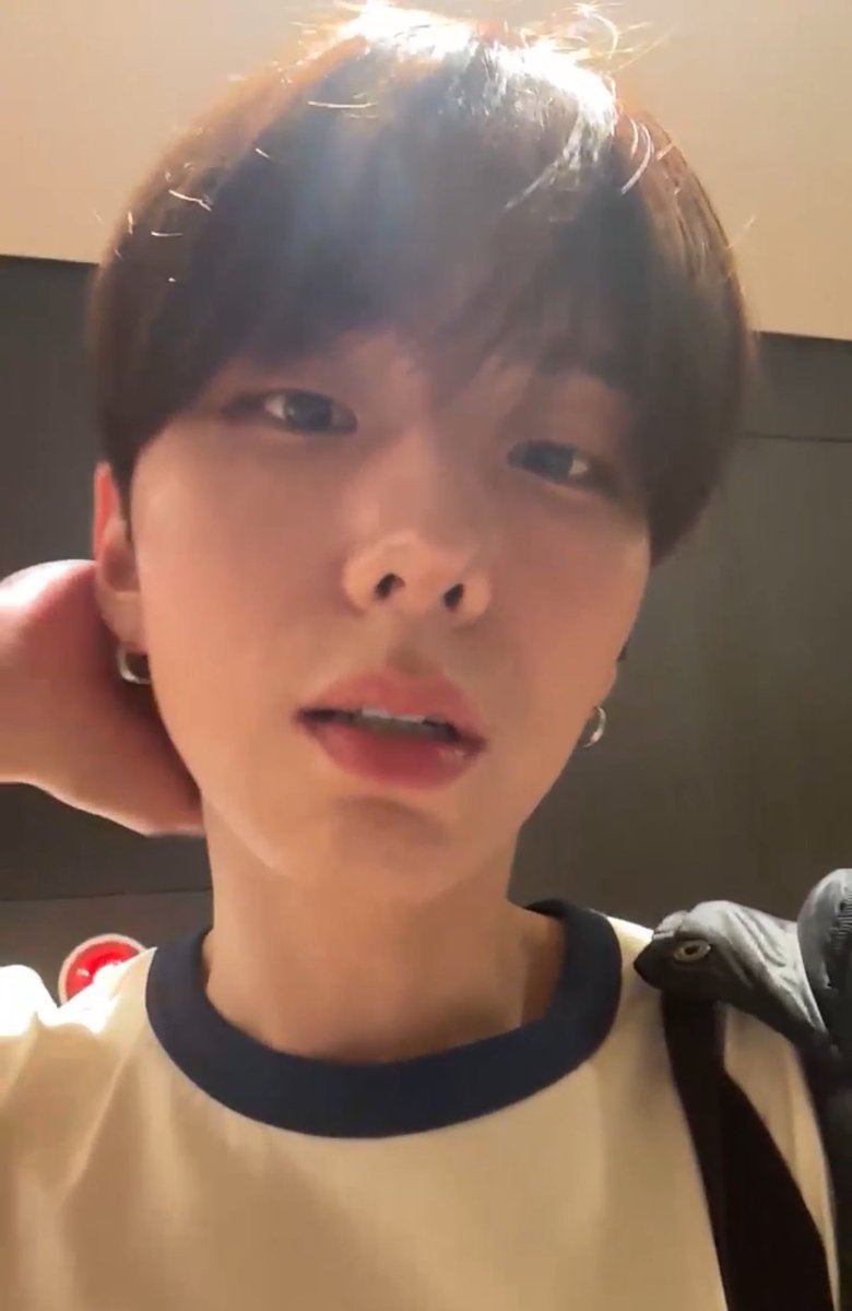 회사가 바빠서 어리둥절 하신데
나는 니 얼굴에 세월이 어디로 갔는지 어리둥절하다