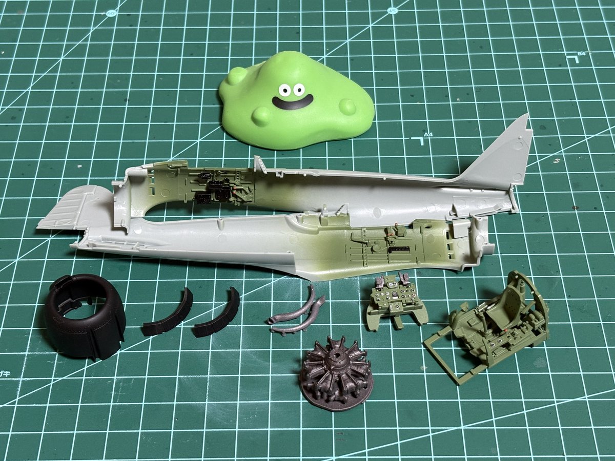 このキットは飛行状態のパーツが入っているので、そちらで作ろうと思います。パイロットで隠れるのでコックピットはさーっと塗りました。