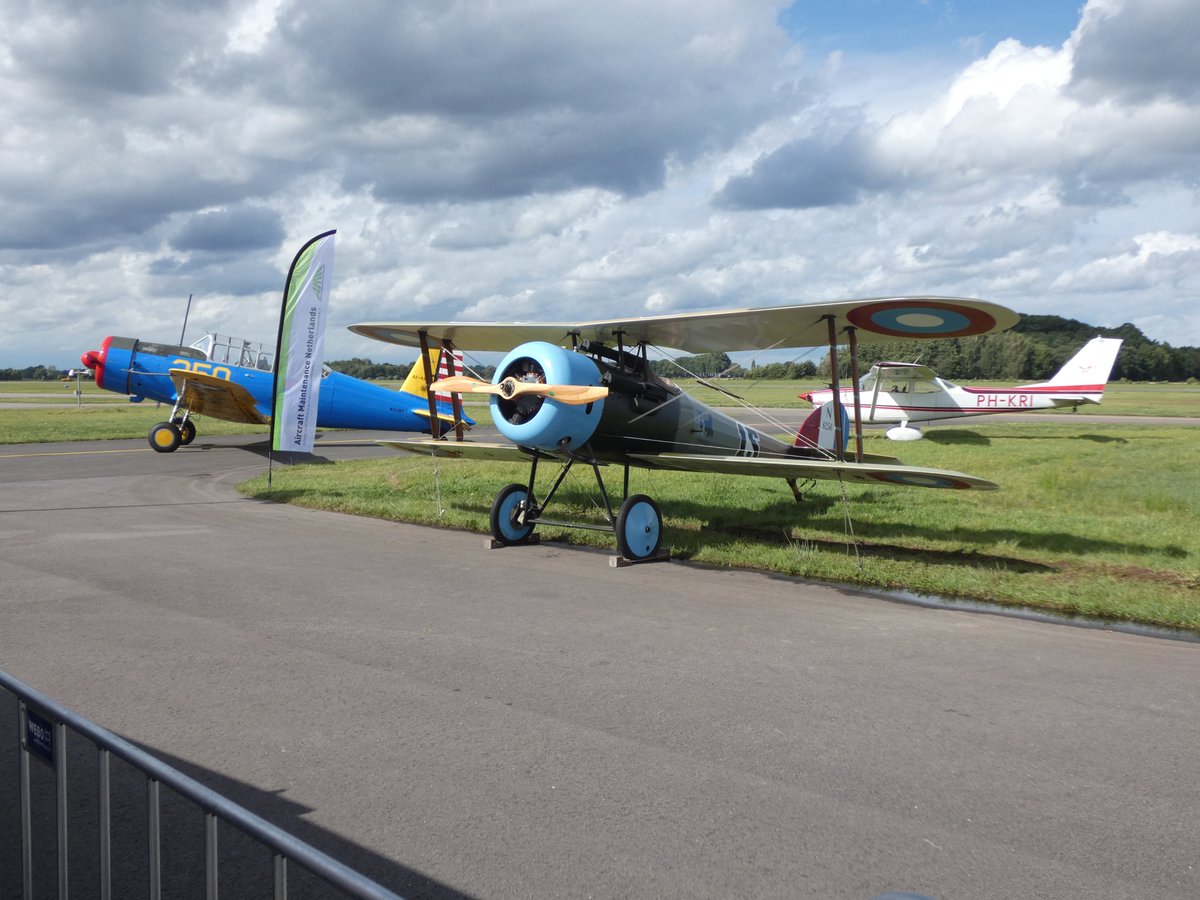De Piloot en Vliegtuig Teuge AirFair was weer een geweldig luchtvaartfeest! Dank aan alle bezoekers, standhouders en piloten van de historische vliegtuigen,  en aan Air-Side en AMN die dit feestje hebben georganiseerd!
Dit was de Teuge AirFair 2025. Sfeertje hẻ?
