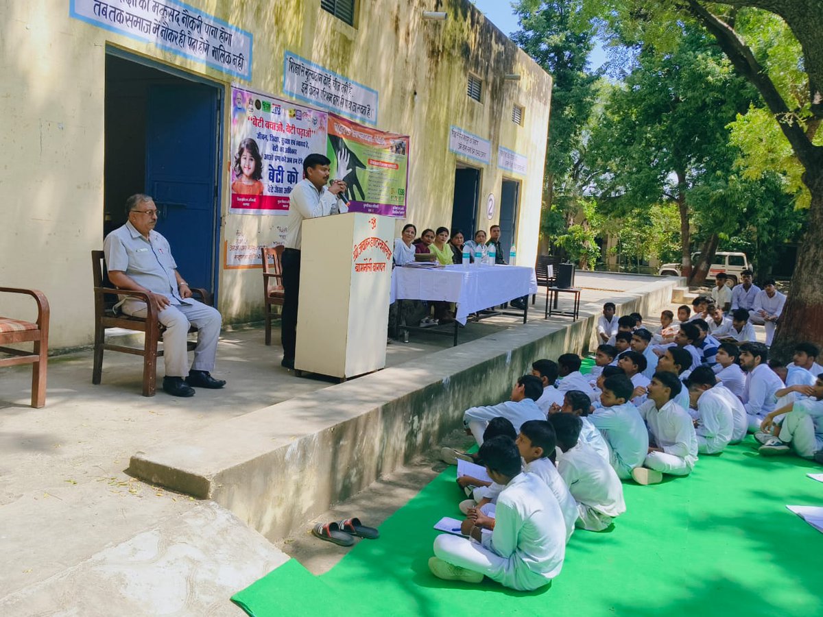 baghpatpolice's tweet image. #baghpatpolice
साइबर सेल बागपत की टीम द्वारा जवाहर इंटर कॉलेज गांव बामनोली थाना दोघट जनपद बागपत में साइबर अपराध के सम्बन्ध में जागरुक किया गया तथा साइबर अपराध से बचाव के तरीके व साइबर हेल्पलाइन नम्बर 1930 के सम्बन्ध में अवगत कराया गया।
#SayNoToDrugs #StopChildTrafficking