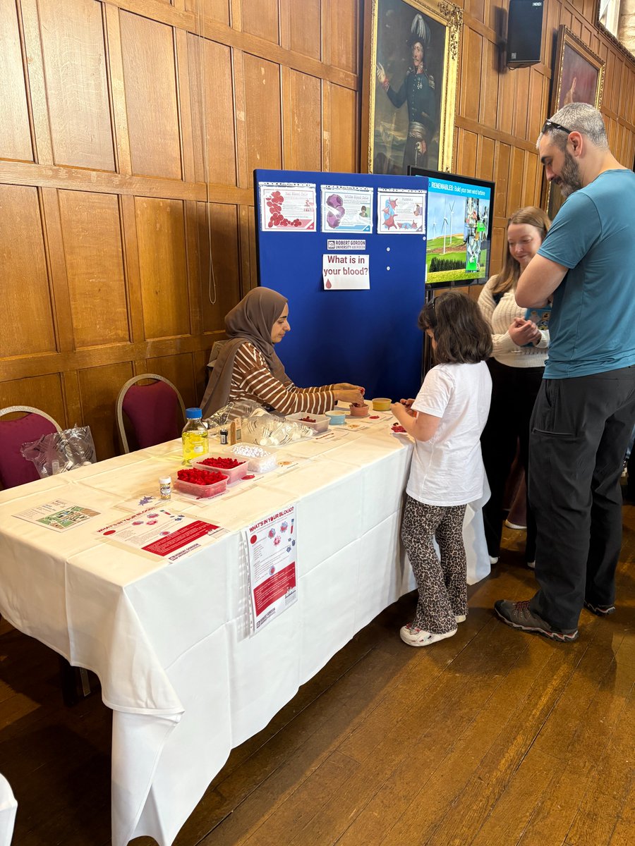 gael_beverley's tweet image. It was great to be involved in yesterdays &apos;Family Fun Day&apos;, organised and hosted by @TechFestNews. 

🔬 Learning how to make a blood film.

🩸Making a tube of blood from pom poms, glitter and colour-changing liquid.

🧱Building a blood clot using lego