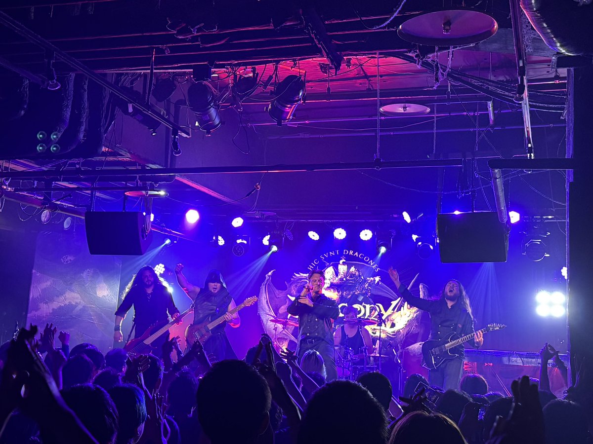 evpro666's tweet photo. 【EVP4U】
本日は黄昏の王国より来る6人の冒険者達「Twilight Force」2025年ジャパンツアーの3日目@名古屋伏見ライオンシアター

3番手はオーストリアより今ツアーにて初来日の「Dragony」が登場！

さぁ当日券もまだまだ販売中。

会場へ急げ！ https://t.co/HOOGLBXERX