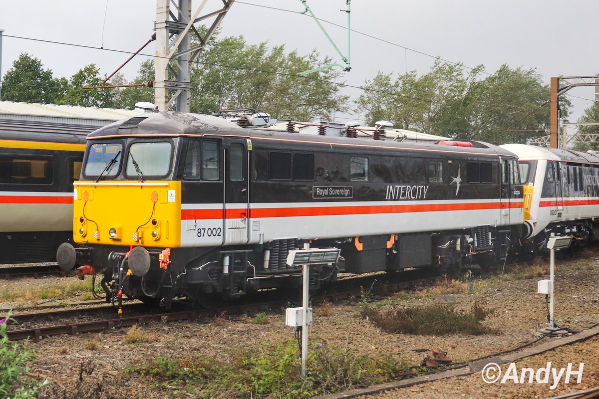 holtona72's tweet image. #ElectricMonday Another shot of the awesome looking AC ⚡️loco stable at @LocoServicesGrp Crewe last week. #InterCity Swallow livery 87002 'Royal Sovereign' is seen in this view along with 89001. #LSL #WCML 12/9/25