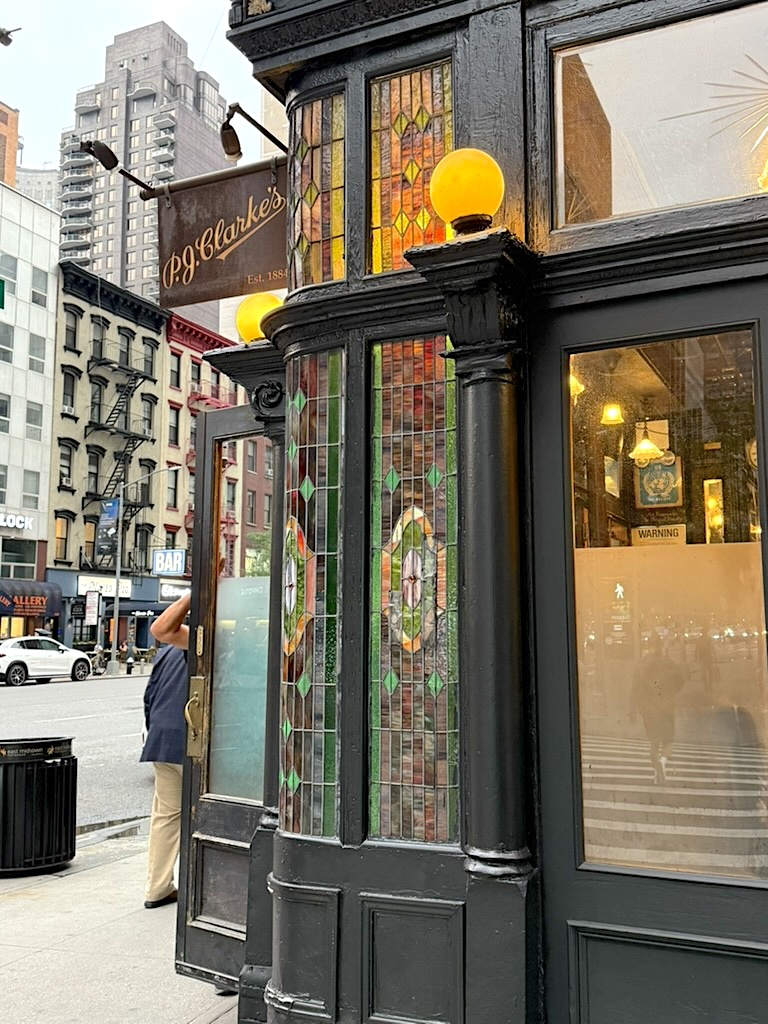 The enchanting stained glass luring drinkers to one of Midtown's dwindling workingman's taverns ephemeralnewyork.wordpress.com/2025/09/15/the…