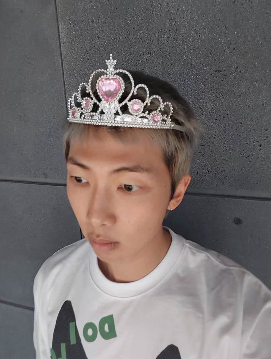 midamyg's tweet photo. ovviamente la vera principessa è venuta a rivendicare il suo ruolo, namjoon dovrà accontentarsi dello status di principe consorte (se non hanno già divorziato) https://t.co/jofpJo2Xnl