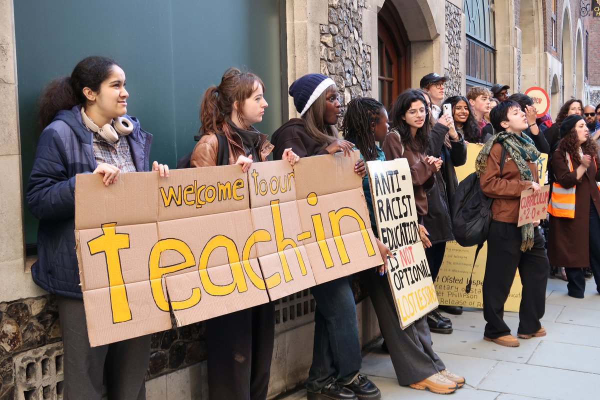AdvocacyAcademy's tweet photo. Today 'Lost Lessons' campaigners staged a 'Teach-In', complete with an Ofsted report, addressed to the Leader of the @educationgovuk's Curriculum and Assessment review.
@BeckyFrancis7, will you commit to making an anti-racist curriculum mandatory?
#LostLessons #CurriculumReview https://t.co/P2ZnJyrHzN